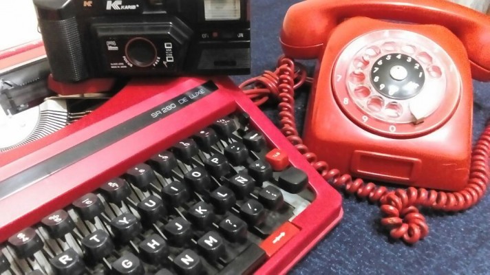 Antiguedades TELEFONO ERICSSON INGLES A BAQUELITA Y MAQUINA DE ESCRIBIR ROJA