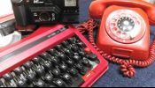 Antiguedades TELEFONO ERICSSON INGLES A BAQUELITA Y MAQUINA DE ESCRIBIR ROJA